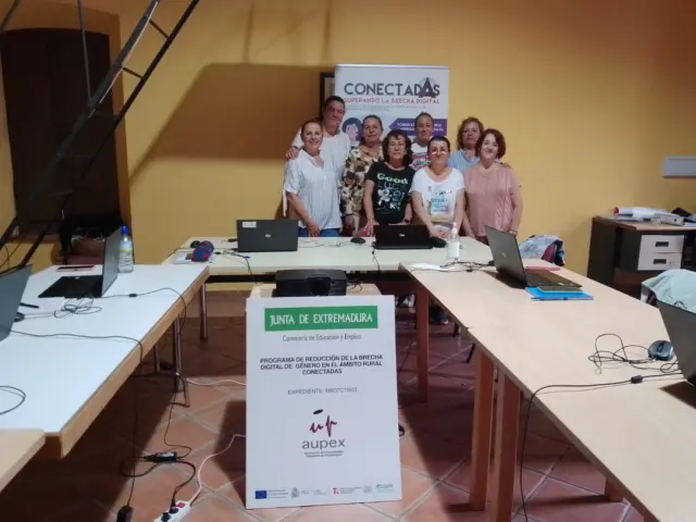 ✨ ¡Finalizamos otra formación de 🅒🅞🅝🅔🅒🅣🅐🅓🅐🅢 en 𝑴𝒐𝒏𝒕𝒊𝒋𝒐! 🌟

Queremos felicitar a todas las mujeres increíbles que participaron en esta experiencia. 🤗💪 Gracias por compartir con nosotras vuestro entusiasmo, dedicación y ganas de aprender. 

📸 Aquí les dejamos algunas fotos que reflejan estas jornadas de aprendizaje. 👩‍💻💼

💫 #ConectadAs #Empoderamiento #Formación #Montijo